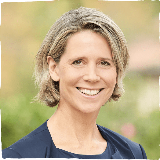 Portrait von Dr. med. Xenia Wagner, Ärztin, Mitarbeiterin der Therapieberatung und Referentin für Online Schulungen bei der Helixor Heilmittel GmbH