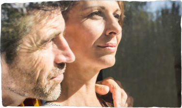 Selbstfürsorge bei der komplementären Krebstherapie im Vordergrund: Paar blickt gestärkt in die Ferne