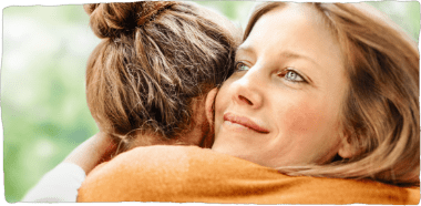 Helixor bietet Patienten einen umfangreichen Service: Frauen umarmen sich