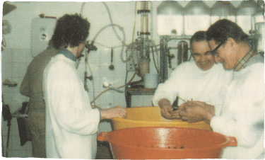 Forscher im Labor der Helixor Heilmittel GmbH im Gründungsjahr 1975