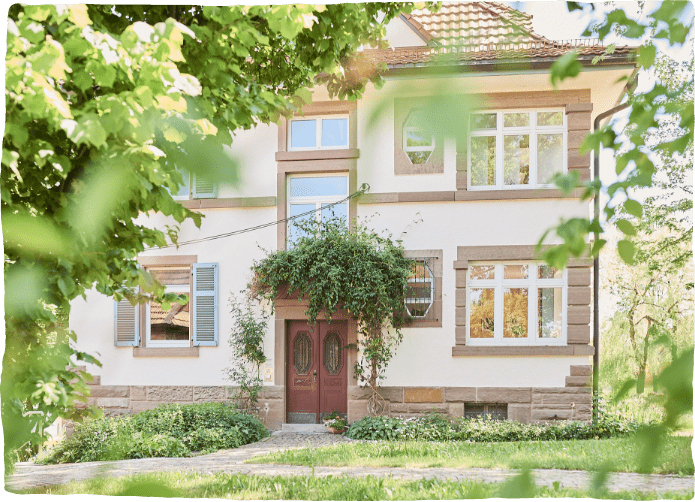 Die Villa auf der Fischermühle mit hölzerner Eingangstür - Verwaltungsgebäude der Helixor Heilmittel GmbH