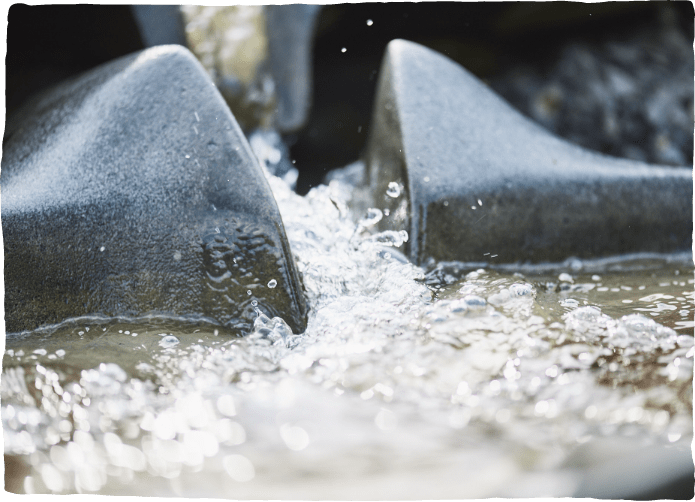 Flowforms im Garten der Begegnung verwirbeln Wasser, einem Teil des Herstellprozesses bei der Helixor Heilmittel GmbH