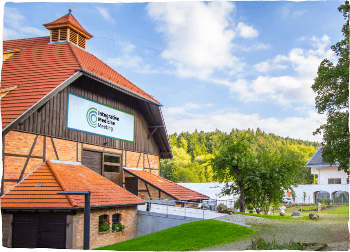 Außenansicht der Scheune auf dem Gelände der Fischermühle: Ein Veranstaltungsort für Events aus der Pharmabranche