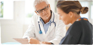 Arzt berät Patientin zur Misteltherapie, die selbständig angewendet wird