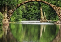 Fluss mit Brücke